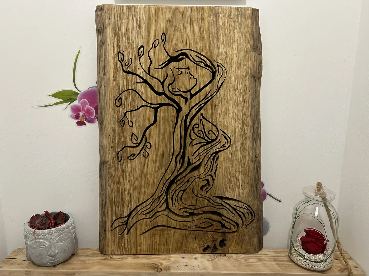 Elle m'accompagne sur mes marchés - Tableau réalisé dans du chêne - Possible de commander selon le bois disponible - Prix environ 300€