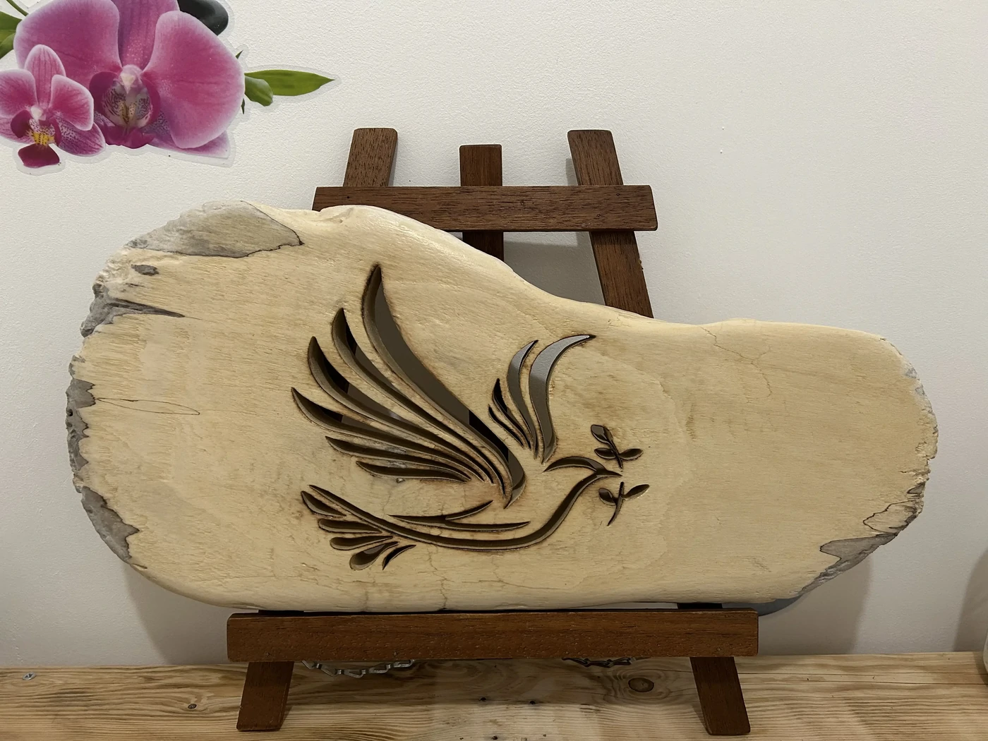 La colombe et le rameau d'olivier - Réalisé dans du bois flotté - fond dur et vitrificateur - 46x22 cms - En stock 70€