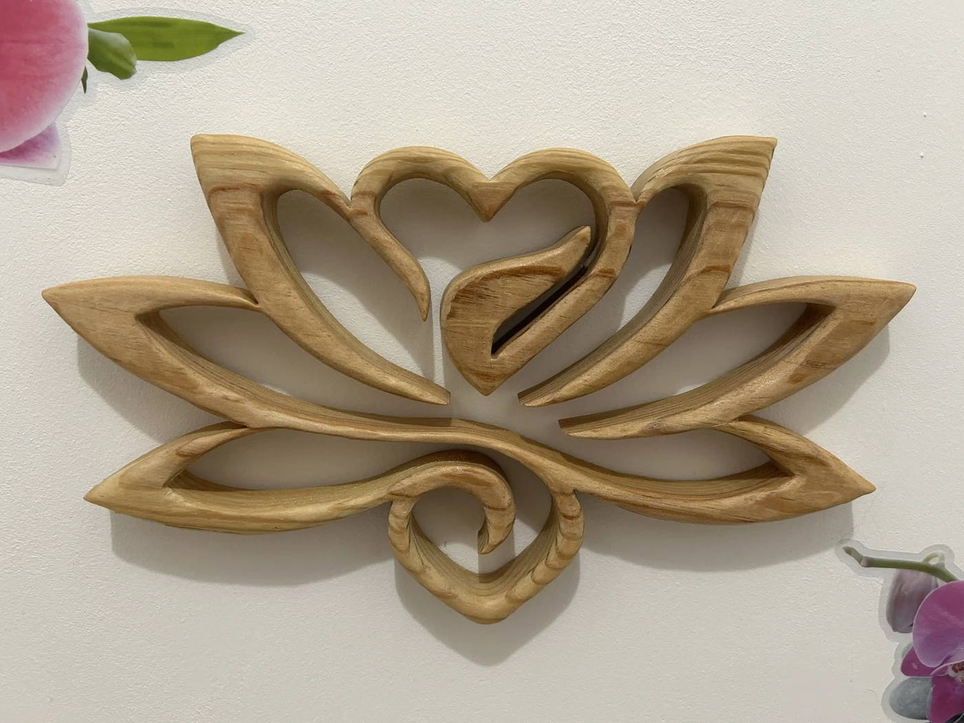 L’éclosion du lotus - en bois de pin - 28x16cms - finition fond dur et vitrificateur mat - à accrocher - En stock 35€