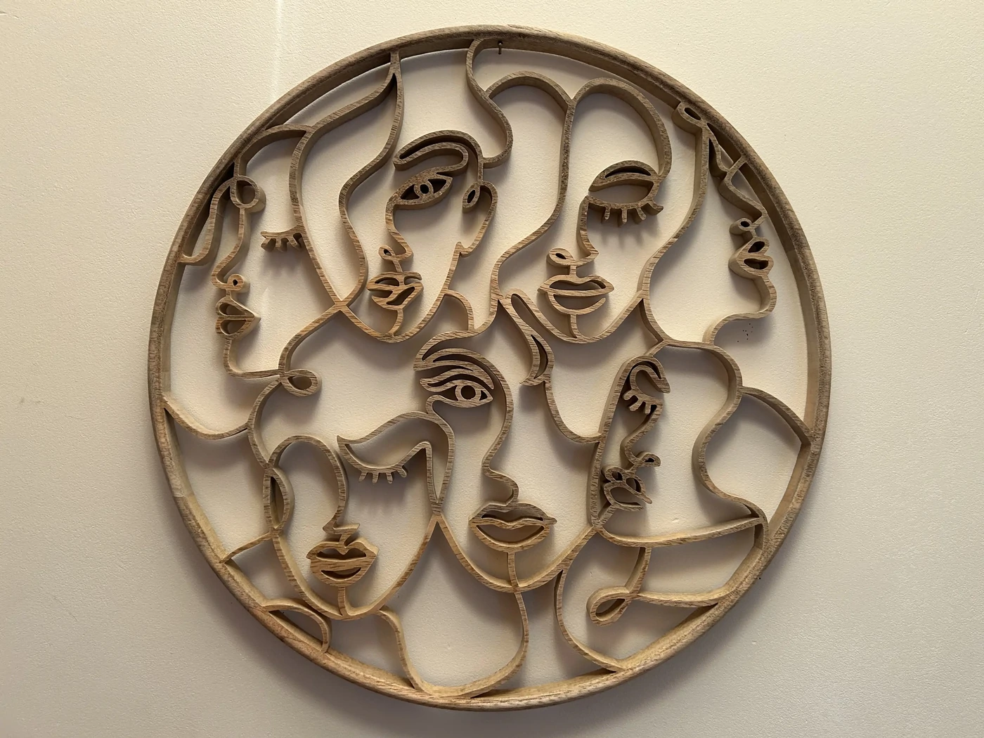 Visages -  Les visages féminins sont un livre ouvert, plein de mystères à déchiffrer et d'histoires à écouter, chacun offrant une beauté qui va bien au-delà des apparences. Réalisation en bois de manguier- 37 cms - à accrocher - Sur commande 70€