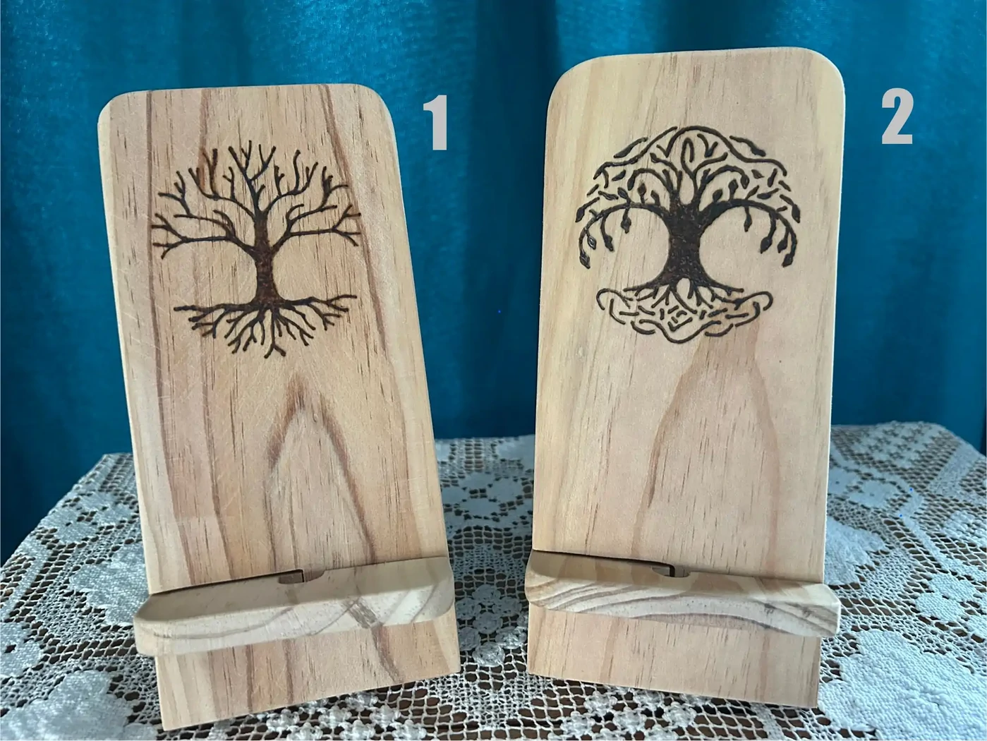 Le support pour téléphone portable - 20x9cm - motifs gravés au pyrograveur - En stock 22€ l’unité 