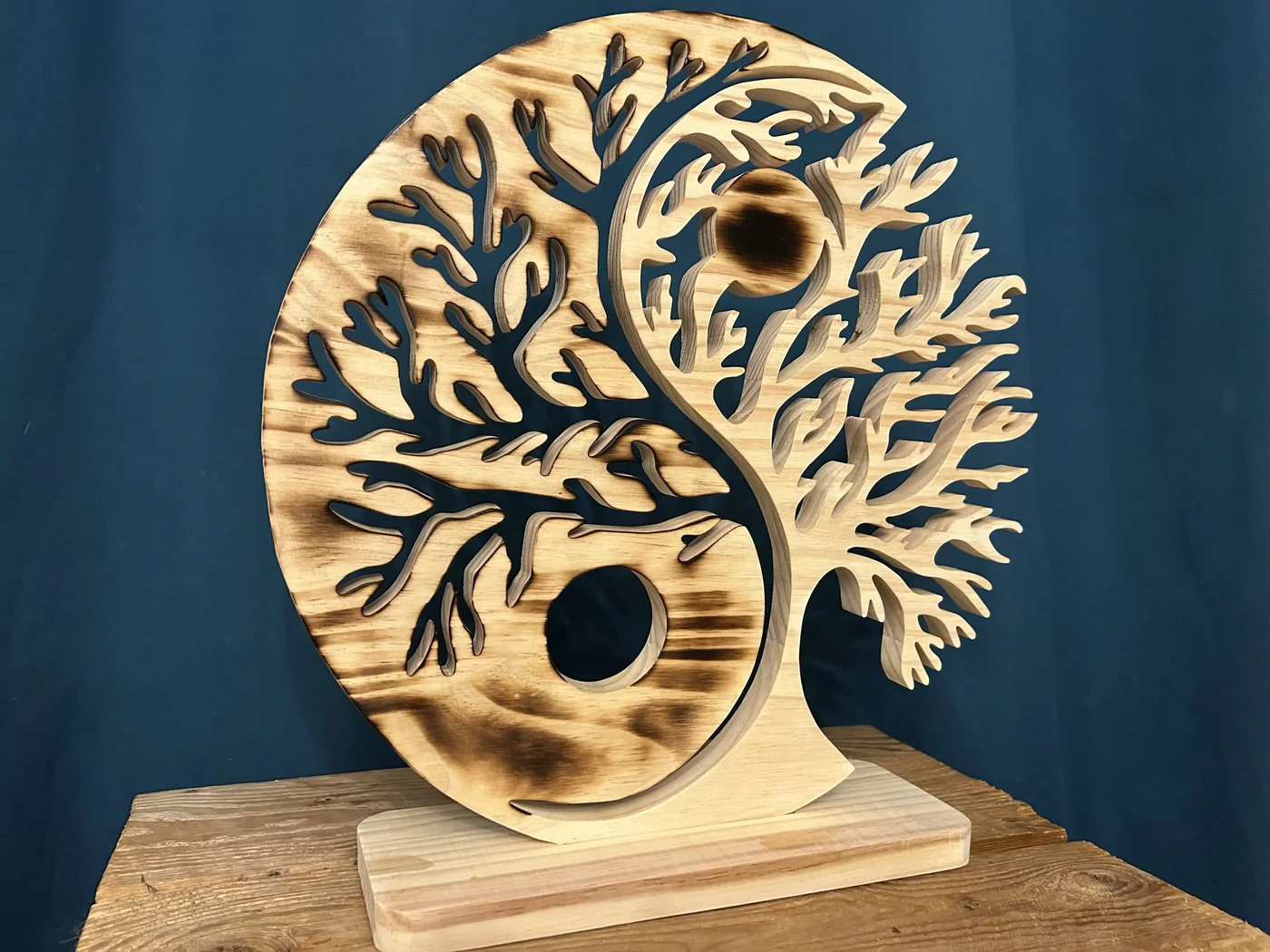 L'arbre de vie Yin Yang sur socle - Bois de pin brûlé 37cms - En stock 60€