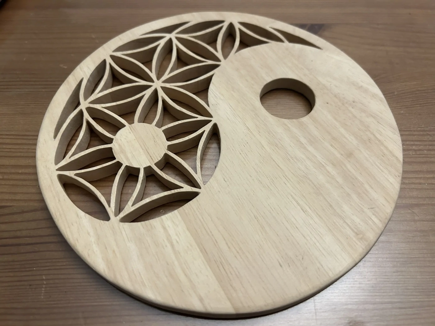 Fleur de vie yin yang - Réalisé dans une assiette chinée en ressourcerie - Finition vitrificateur - 18 cm - En stock 30€