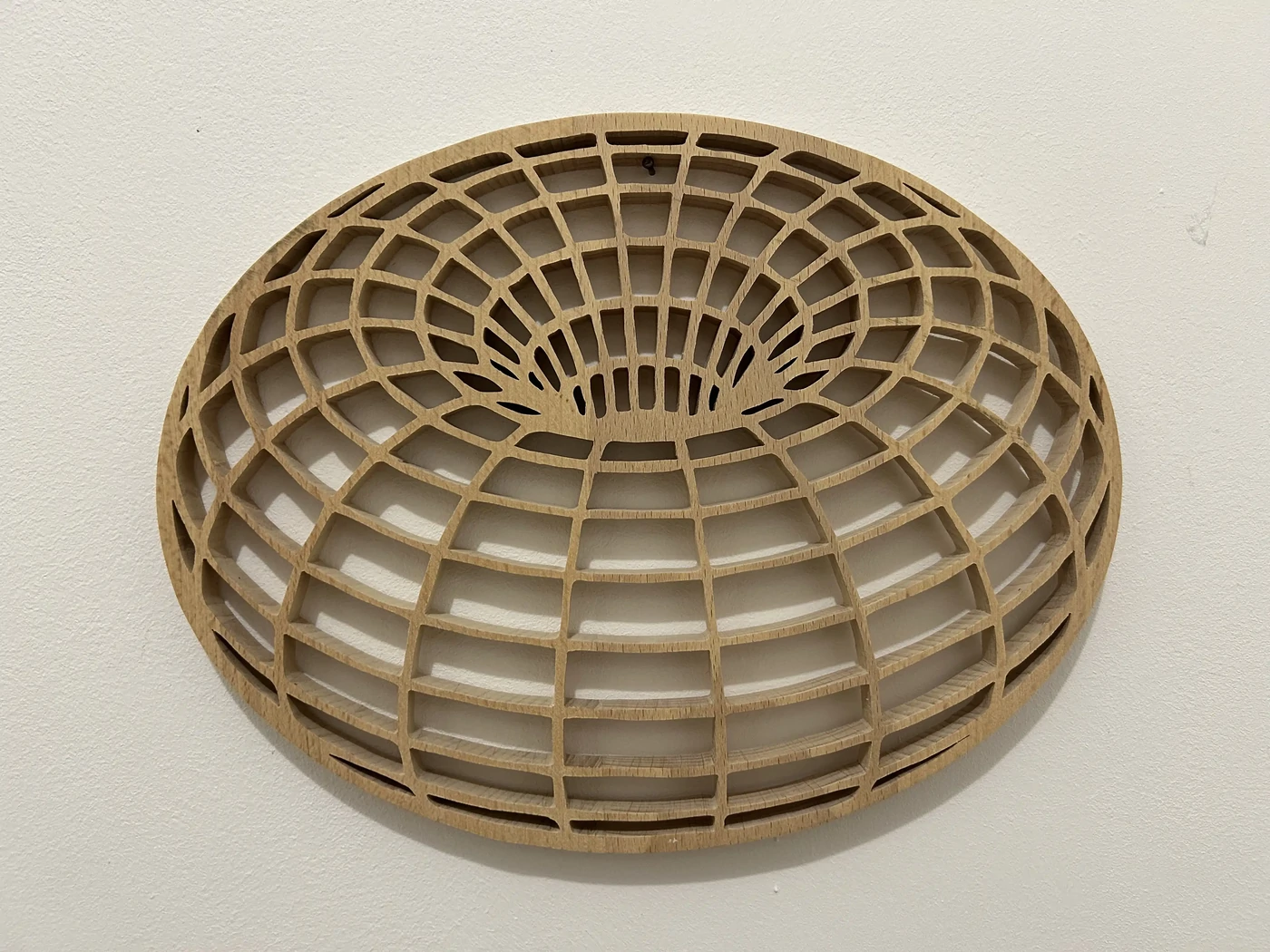 Le Tore - Forme géométrique qui symbolise le mouvement continu et harmonieux de l’énergie qui circule de manière perpétuelle - en bois de hêtre - 26x18,5 cms - En stock 50€