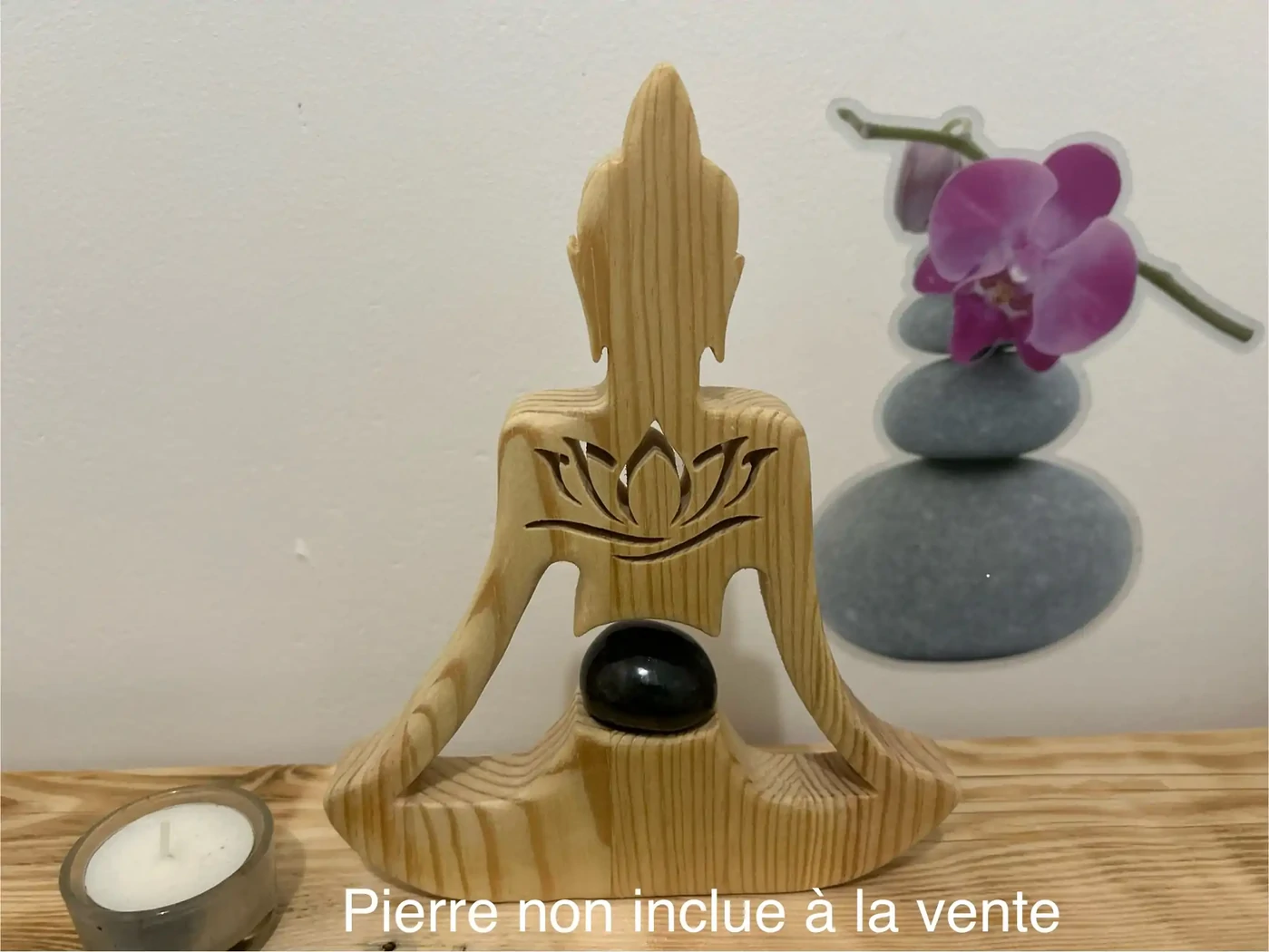 Bouddha repose pierre - Déposez votre pierre semi précieuse - En bois de pin - finition vitrificateur -  19 x 15,5 cms - hauteur de l’emplacement de la pierre 2,5 cms - Vendu sans la pierre -En coirs d’approvisionnement 28€