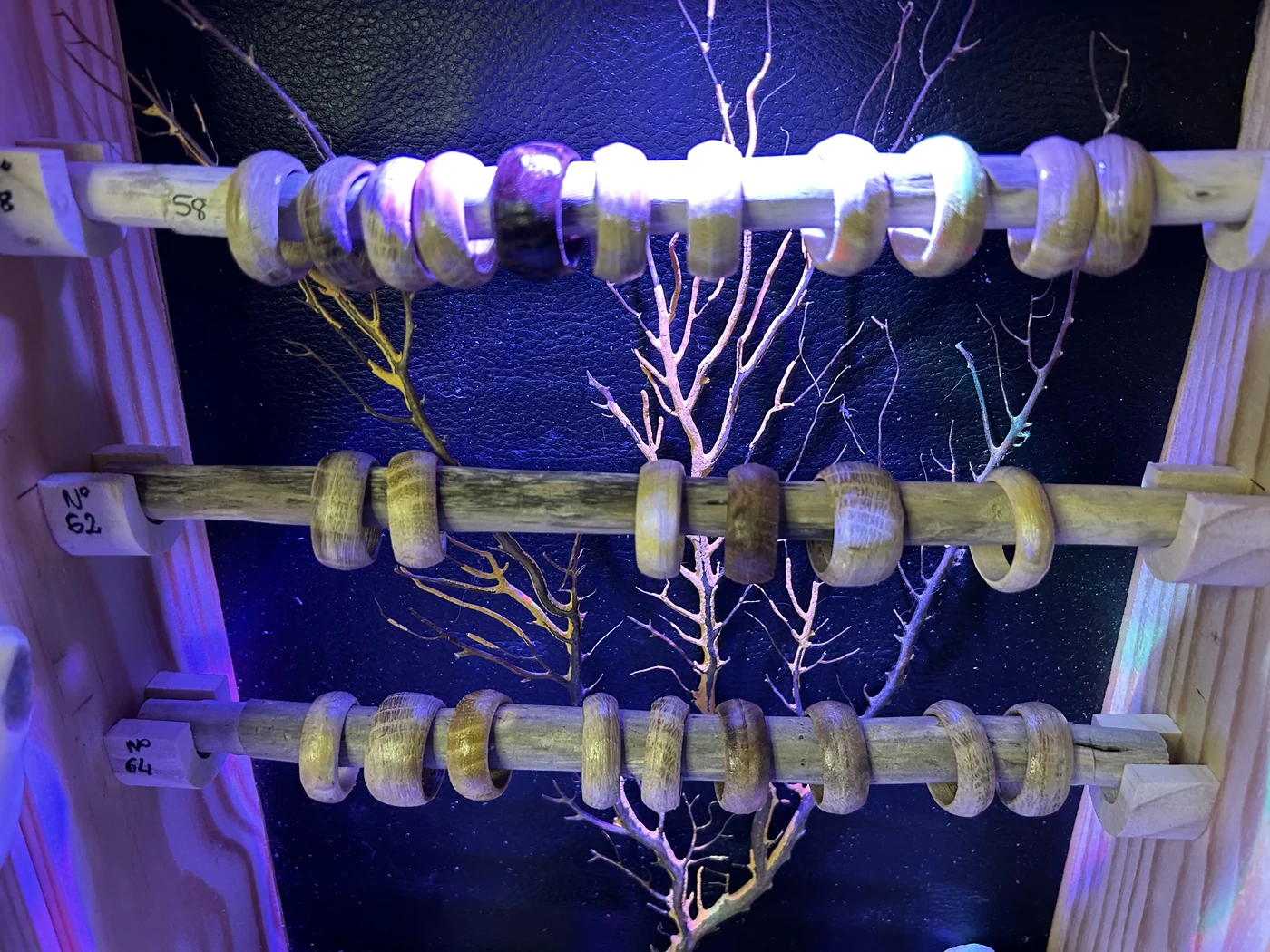 Bagues en 3 tailles : 58, 62 ou 64 - En acacia, chêne ou loupe d'orme - finition fond dur - 8 € l'unité