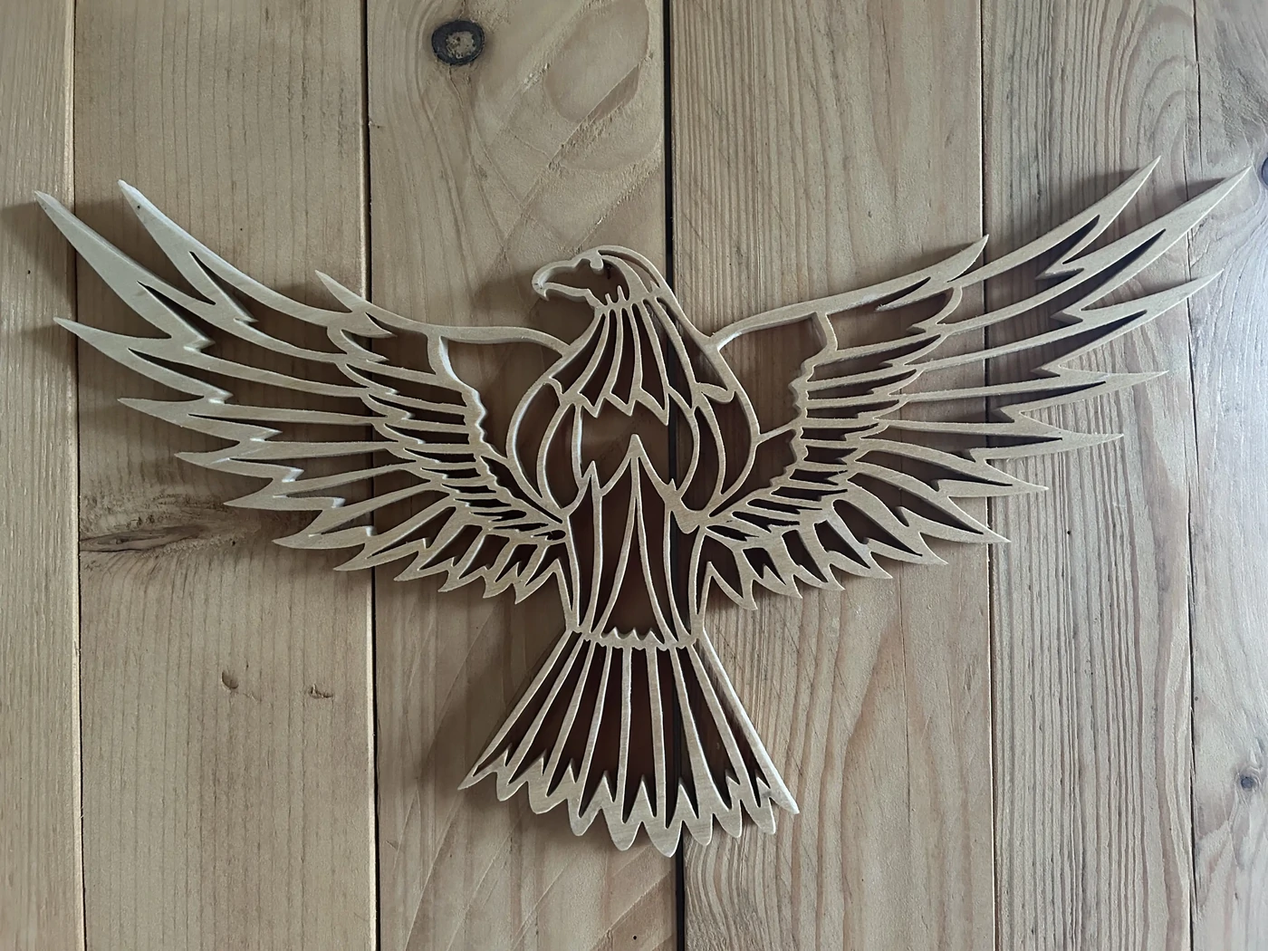 L’aigle, son esprit de liberté qui nous invite à nous élever, à prendre de la hauteur dans les situations de doutes - Réalisé dans du peuplier - 36x18 cms - à accrocher - finition fond dur - En stock 45€