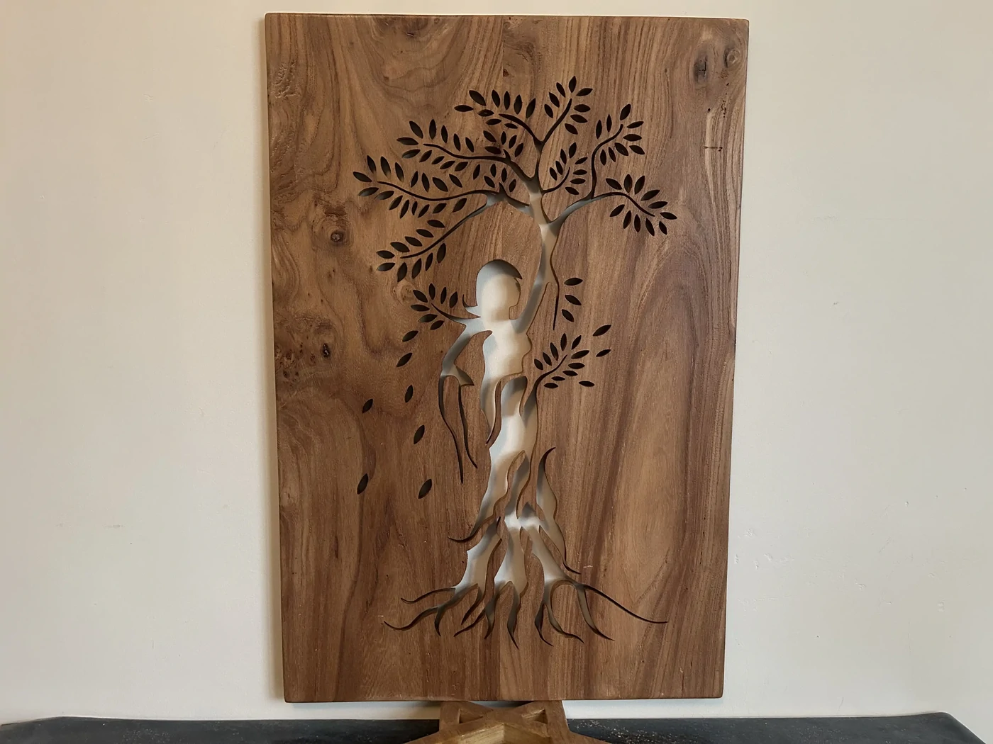 L'enracinement au féminin - bois de loupe d'orme - Finition fond dur et vitrificateur - 54x36 cms - A accrocher - En stock 130€