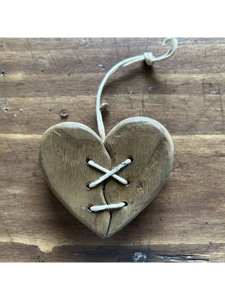 Coeur au naturel, en bois de chataigner - 7 cms - 12€