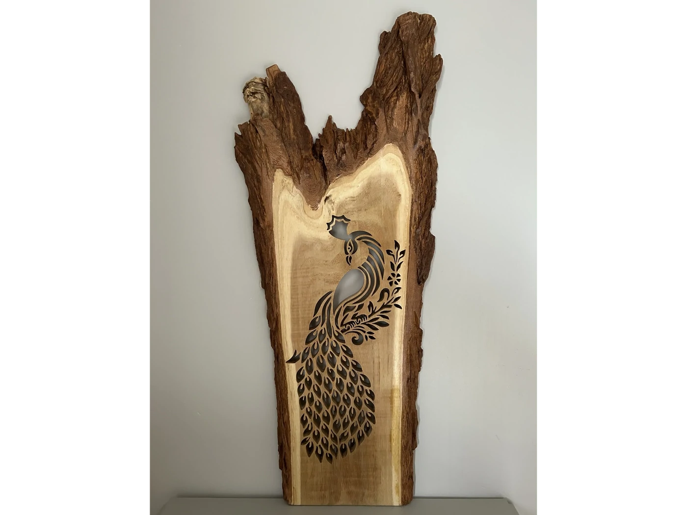 Le paon, l’oiseau sacré du miroir des âmes - réalisé dans du bois d’acacia, bois imputrescible - finition fond dur - 63cms - 170€