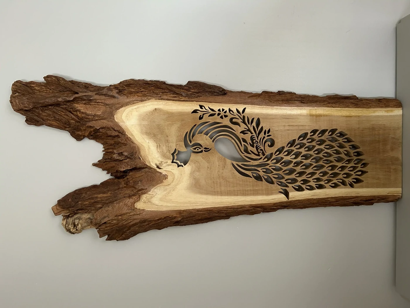 Le paon, l’oiseau sacré du miroir des âmes - réalisé dans du bois d’acacia, bois imputrescible - finition fond dur - 63cms - 170€