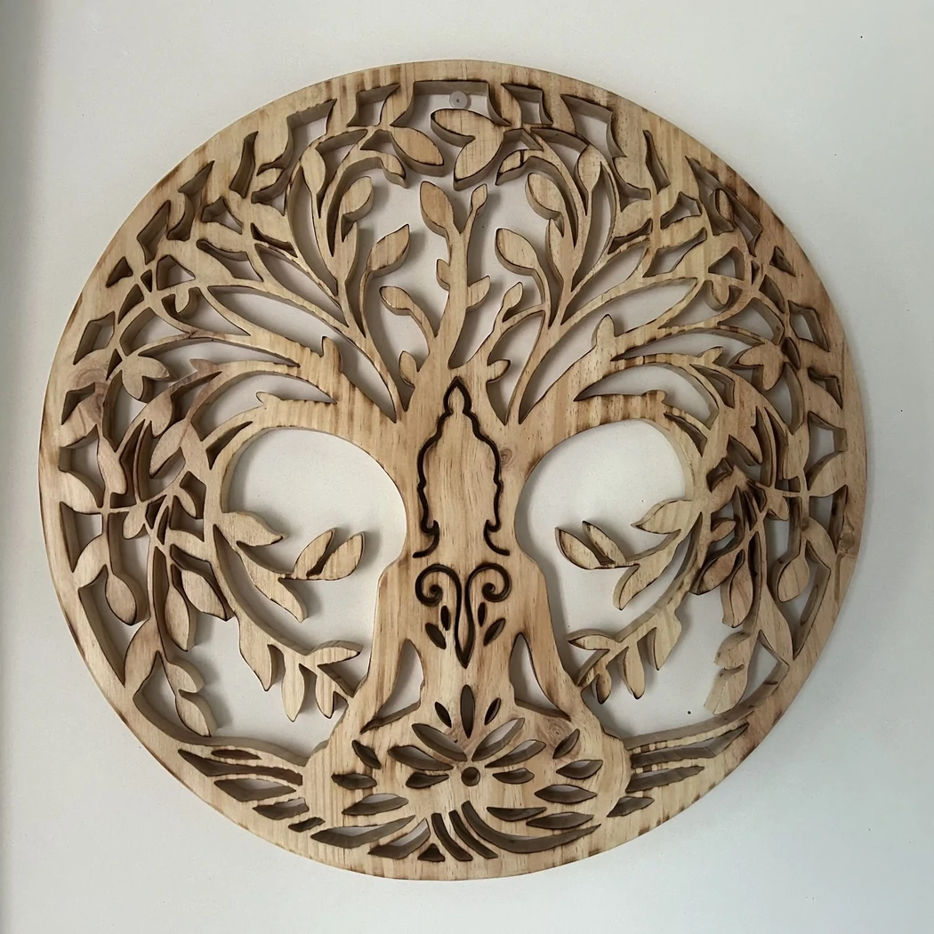 Bouddha en méditation dans l’arbre de vie - réalisé dans du pin - 43cms - finition brûlée et protection fond dur, vitrificateur satiné - 80€