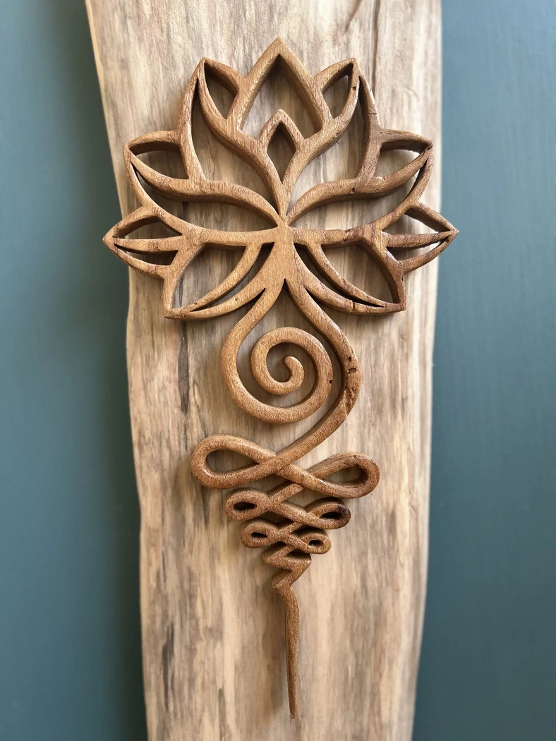 L’Unalome - sylbole spirituel du chemin de vie - bois de loupe d’orme (avec ses défauts !) - 27 cms - Fond dur et vitrificateur - 35€