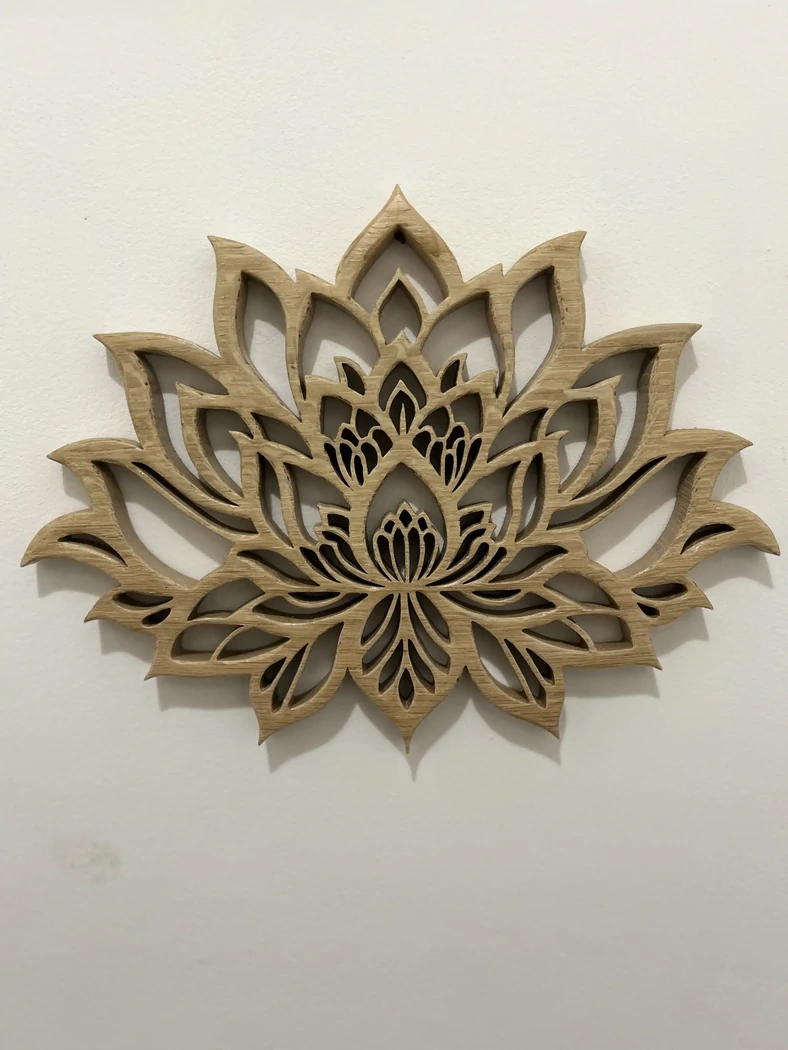 Le lotus doré - 27 cms de large - en chêne - protégé par un fond dur et vitrificateur - En stock 70€