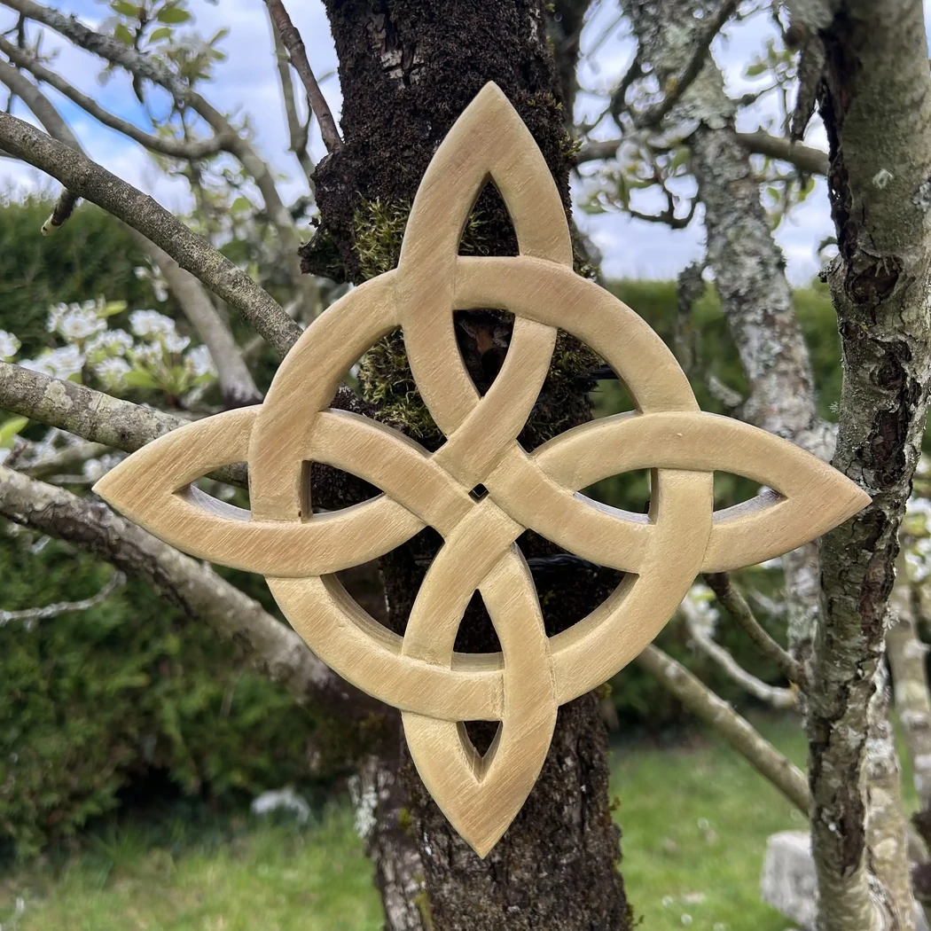 Le noeud de sorcière -protection puissante, symbolisant la féminité, l’unité… et bien d’autres significations… - 21 cms - Bois d’acacia, bois imputrescible - finition fond dur et vitrificateur mat - 38€