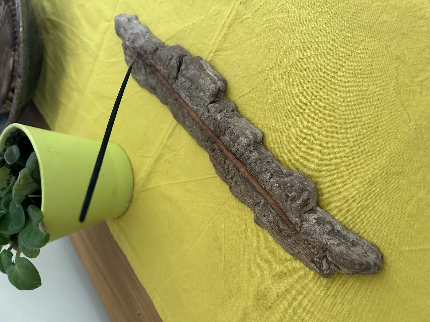 Porte-encens réalisé dans l’écorce d’un bois flotté - Poncé et vitrifié - Pièce unique - 8€