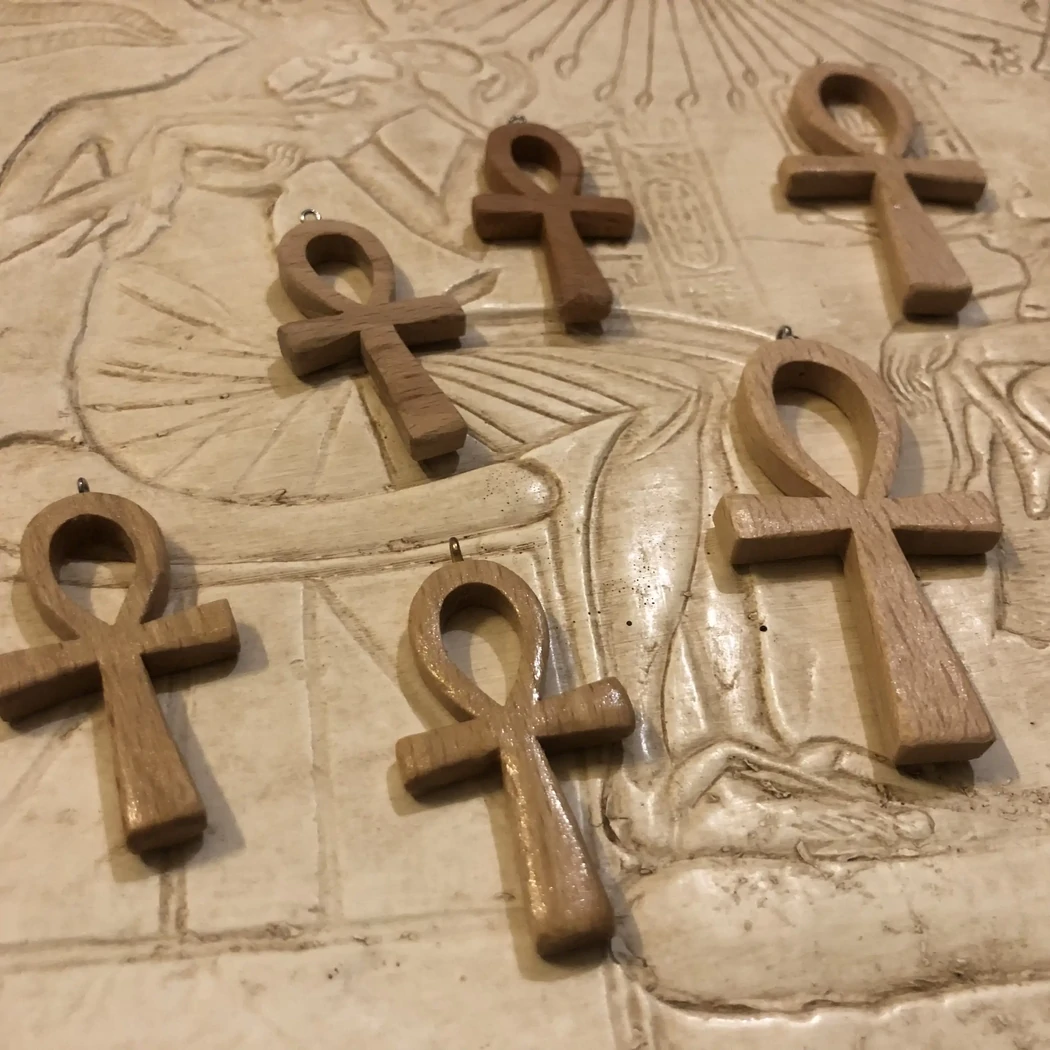 Croix de Ankh - bois de hêtre - hauteur 42mm ou 60mm - 12€