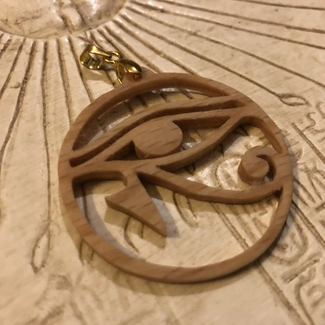 Oeil d'Horus - bois de hêtre - diamètre 36 mm environ - 15€