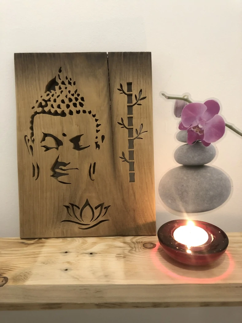 Bouddha ambiance zen - différentes essences de bois (châtaignier - chêne) - 30 cm minimum - à accrocher - Sur commande à partir de 40€