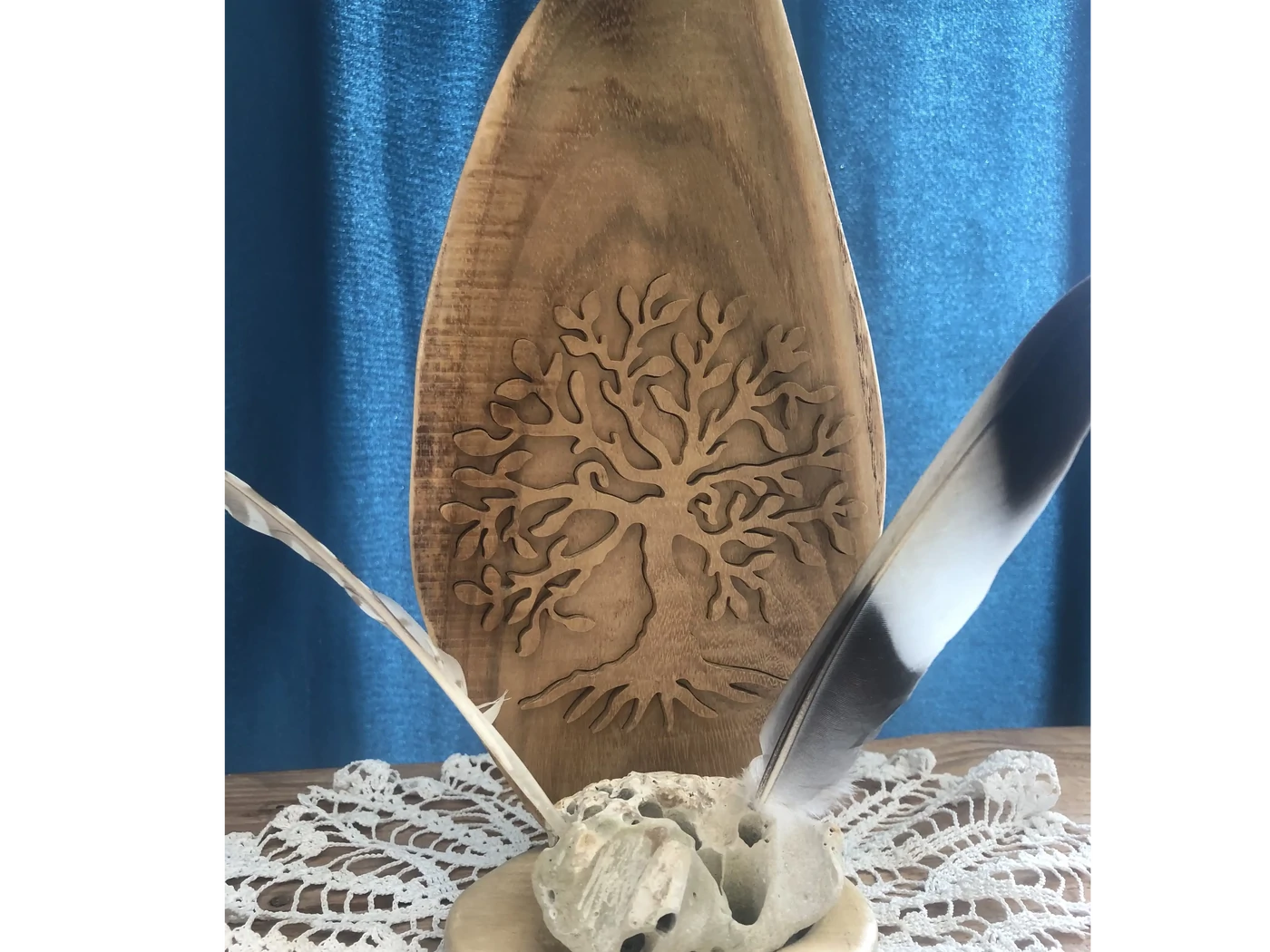 Un repose plume ! Arbre de vie en bois d'acacia et son support sur lequel est déposé une pierre de sorcière