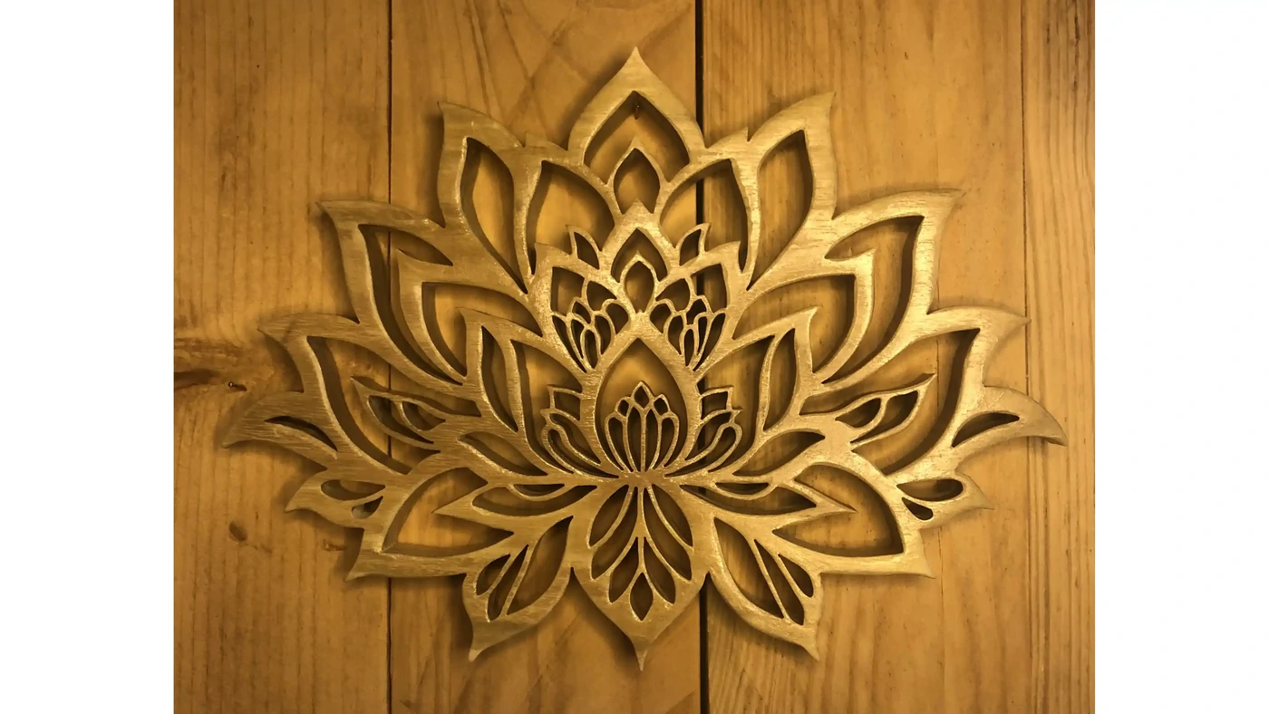 Le lotus doré - 30 cms minimum de large - en acacia ou chêne - Sur commande à partir de 70€