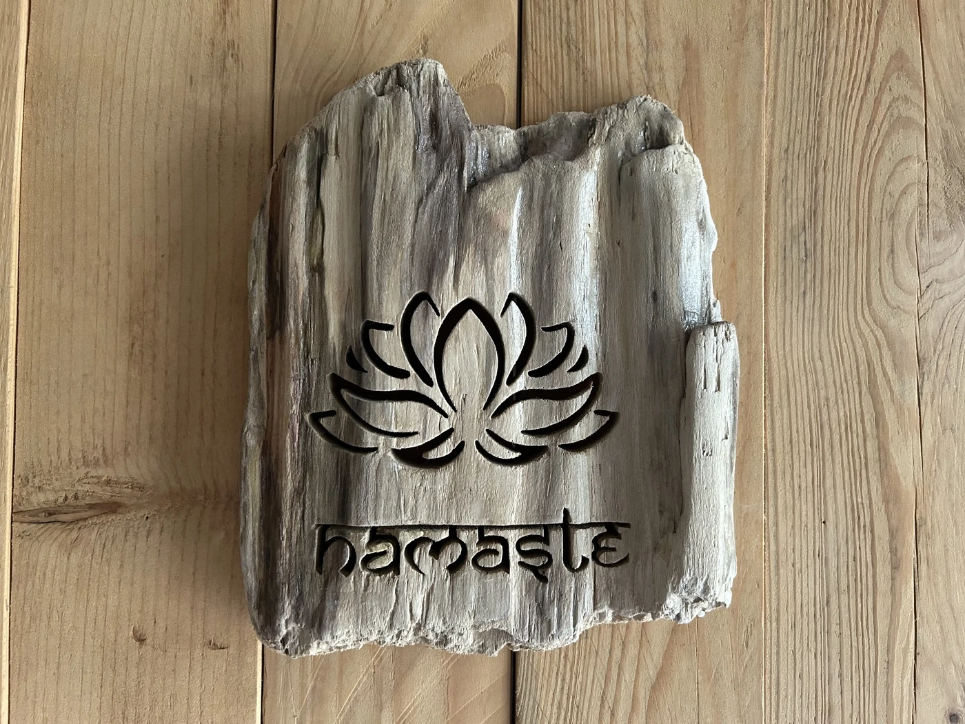 Lotus Namaste - bois flotté des plages vendéennes - finition fond dur - 17x21 cms - 35€