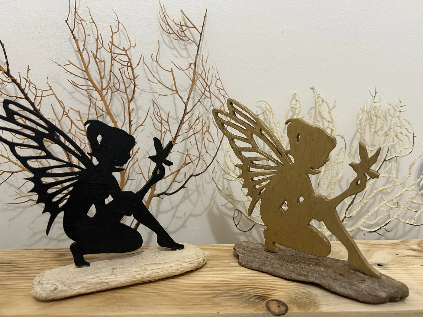 Fées posées sur du bois flotté - doré ou noir - 4 ex disponibles - 13x13cm environ - en contreplaqué de peuplier - peint à la main - 18€ l'unité